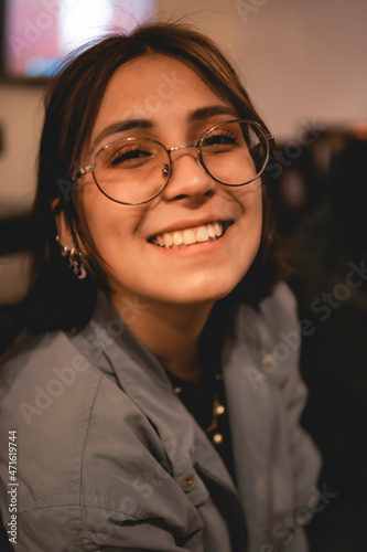 Chica feliz y sonriente