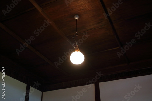 古い日本家屋の天井と照明