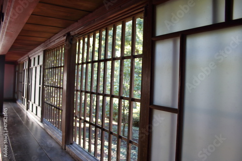 古い木造日本家屋の窓越しに見る風景