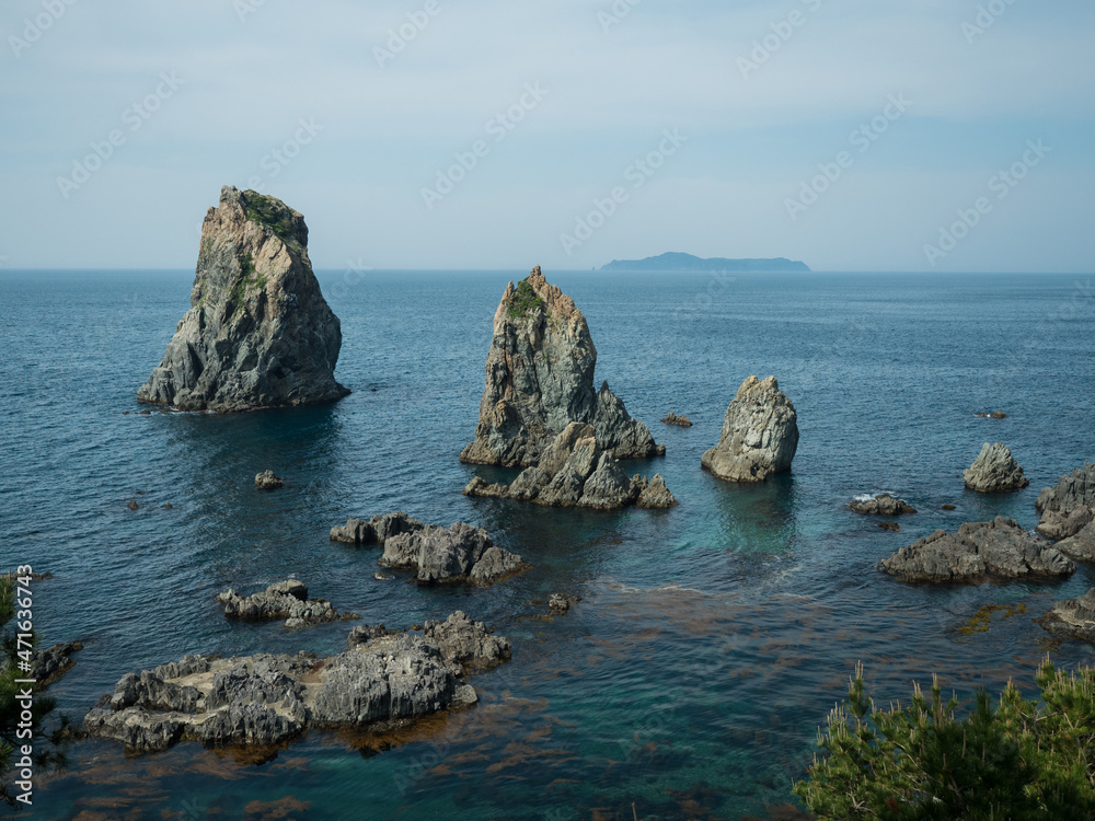 青海島と海。Omi Island and the sea.