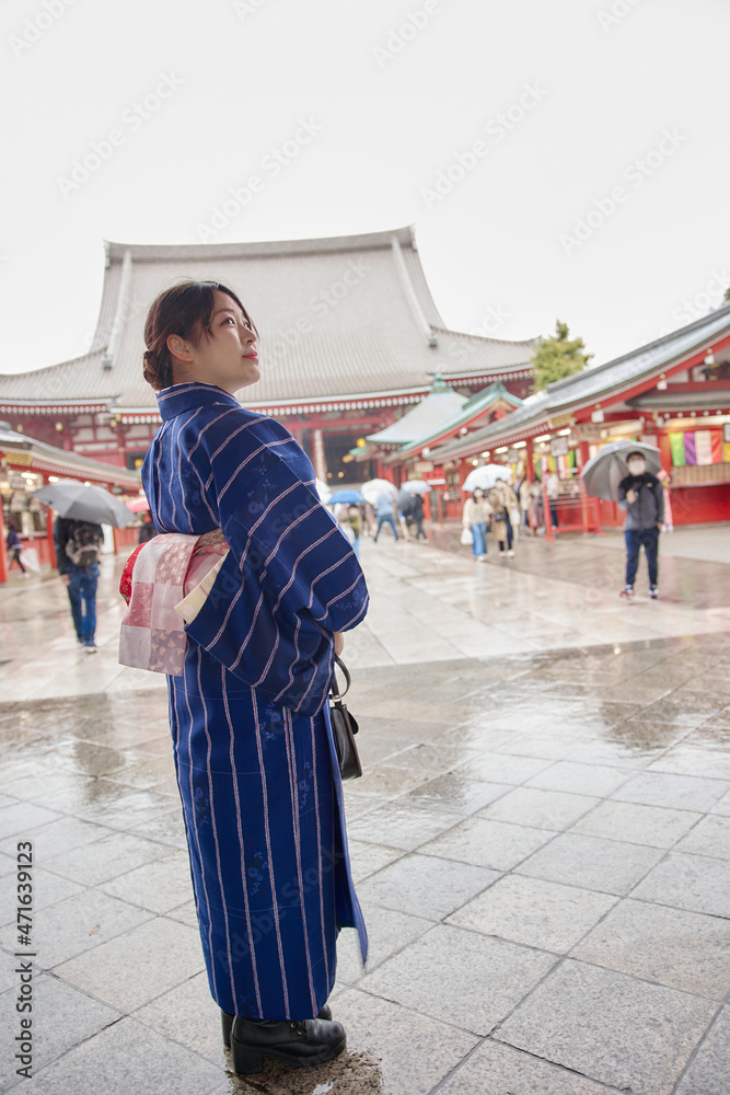 Fototapeta premium 浅草の浅草寺の前に立つ着物姿の日本人女性