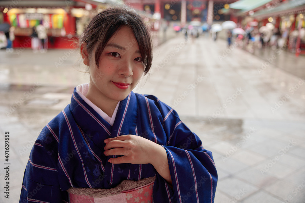 浅草の浅草寺の前で微笑む着物姿の日本人女性 Stock Photo Adobe Stock