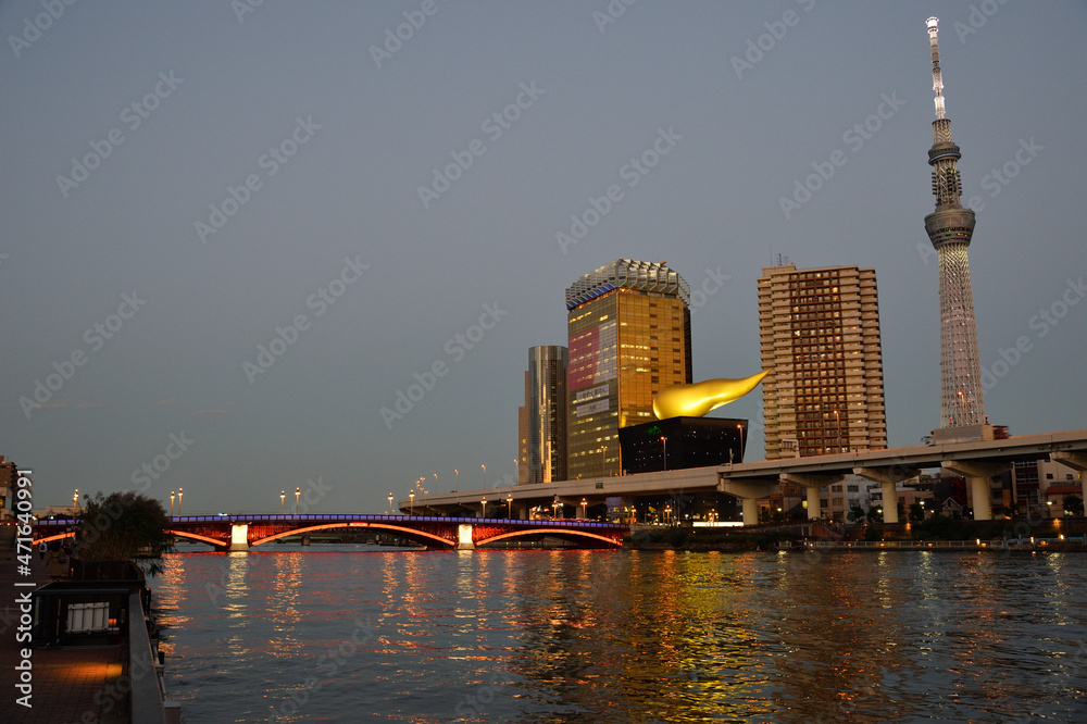 Fototapeta premium 隅田川夕景、吾妻橋と東京スカイツリーと金の炎