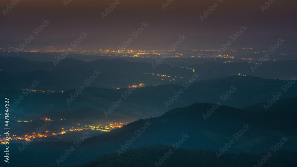 Widok o świcie z wieży widokowej na górze Gorc