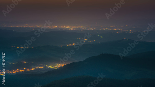 Fototapeta Naklejka Na Ścianę i Meble -  Widok o świcie z wieży widokowej na górze Gorc