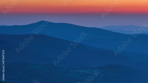 Widok o świcie z wieży widokowej na górze Gorc