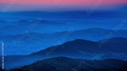 Fototapeta Naklejka Na Ścianę i Meble -  Widok o wschodzie słońca z wieży widokowej na górze Gorc