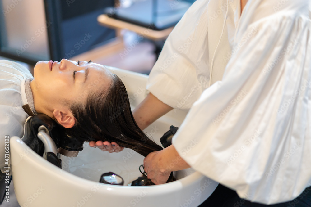 お客様にシャンプーをする美容師 お客様にシャンプーをする美容師