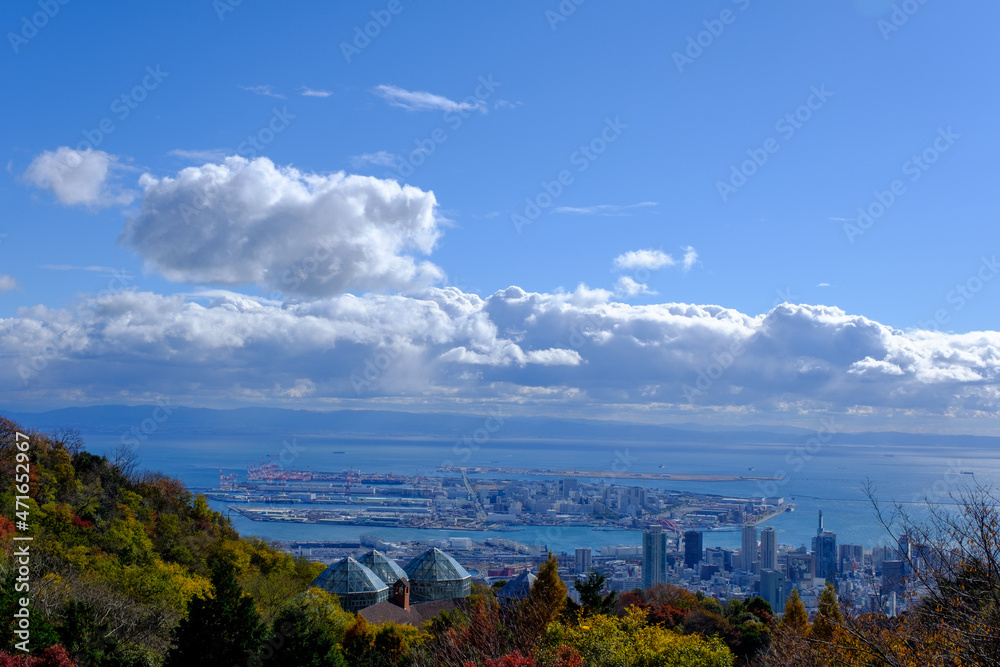 神戸山手の布引ハーブ園から神戸市街地の眺め。三宮のビル群とポートアイランド、大阪湾を臨む。