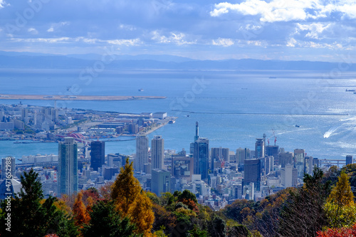 神戸山手の布引ハーブ園から神戸市街地の眺め。三宮のビル群とポートアイランド、大阪湾を臨む。