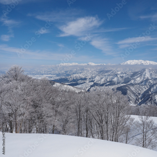 湯沢町の雪山景色