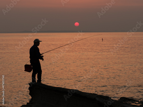 夕日と釣り人