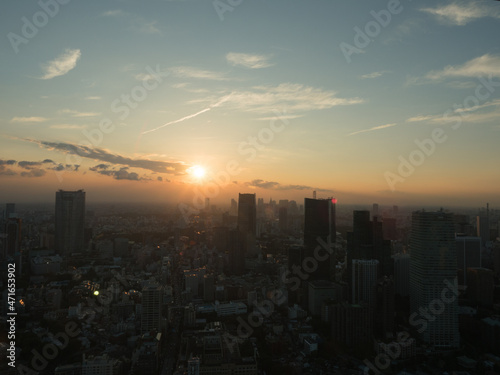 摩天楼と夕日。Skyscraper and sunset. © 望 辻本