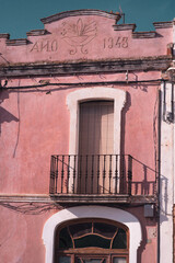 Fotobehang Koraal Kleurrijke straat in Mexico  © avphotographe