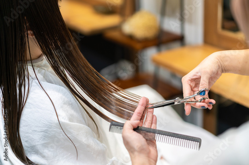 女性のヘアカットをする美容師