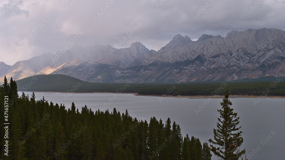 Φωτογραφία Beautiful panoramic view of Lower Kananaskis Lake in Alberta, Canada in the Rocky Mountains on cloudy day in autumn season with coniferous forest