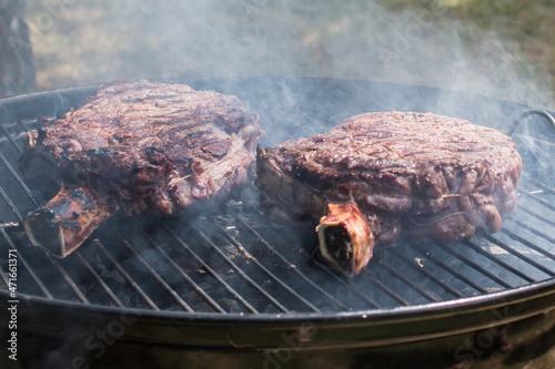 Côtes de bœuf cuisant sur un grill de barbecue photo