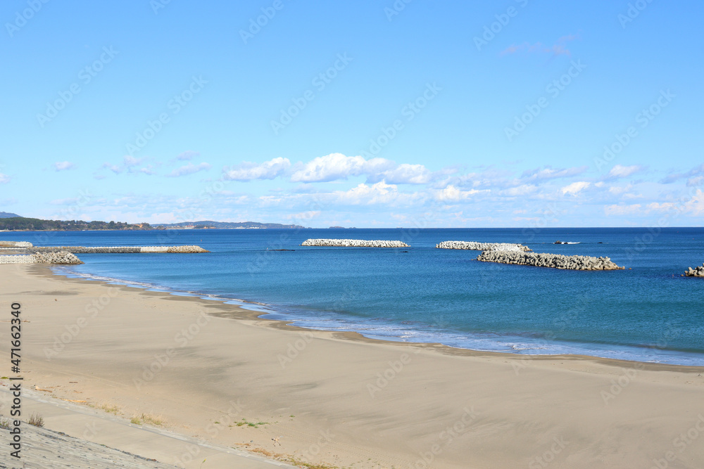 小泉海岸。小泉海水浴場の白い砂浜。日本宮城県気仙沼市本吉町。