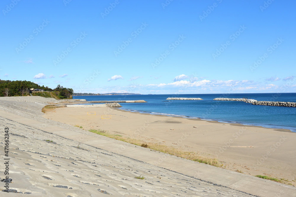 小泉海岸。小泉海水浴場の白い砂浜。日本宮城県気仙沼市本吉町。