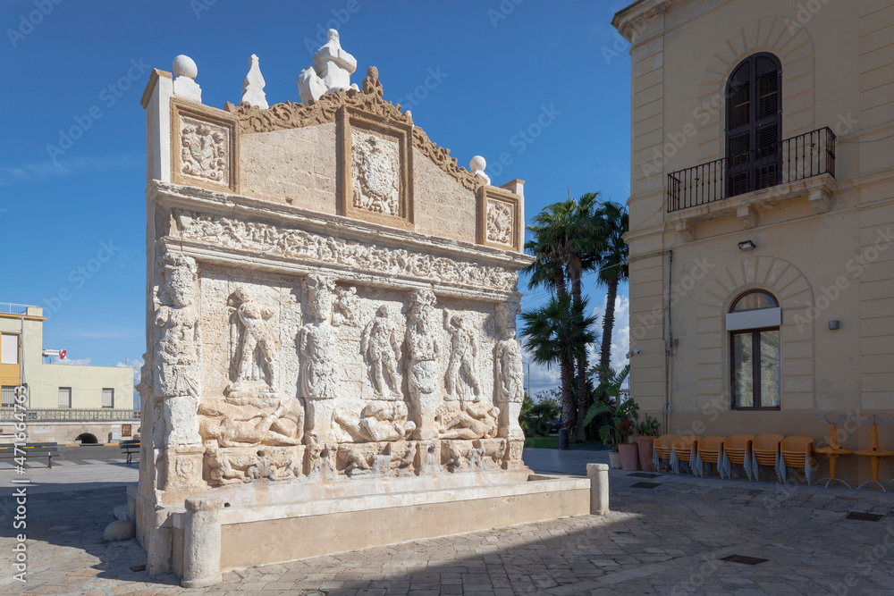 Gallipoli, Lecce. Fontana Greca III a.C.  vicina al ponte che congiunge il borgo nuovo alla città vecchia.