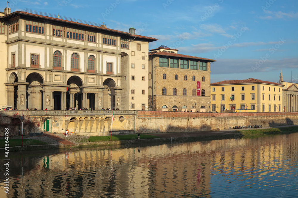 Firenze. Fiume Arno con edificio di ingresso alla Galleria degli Uffizi.