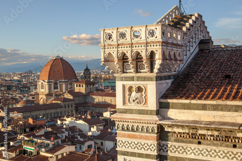 Firenze. Cuspide del Duomo verso la cupola di San Lorenzo con le Cappelle Medicee.