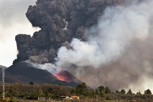 Cumbre Vieja / La Palma (Canary Islands) 2021/10/27 Black and White smoke from Cumbre Vieja volcano.