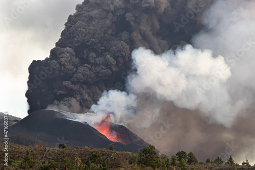 Cumbre Vieja / La Palma (Canary Islands) 2021/10/27 Black and White smoke from Cumbre Vieja volcano.