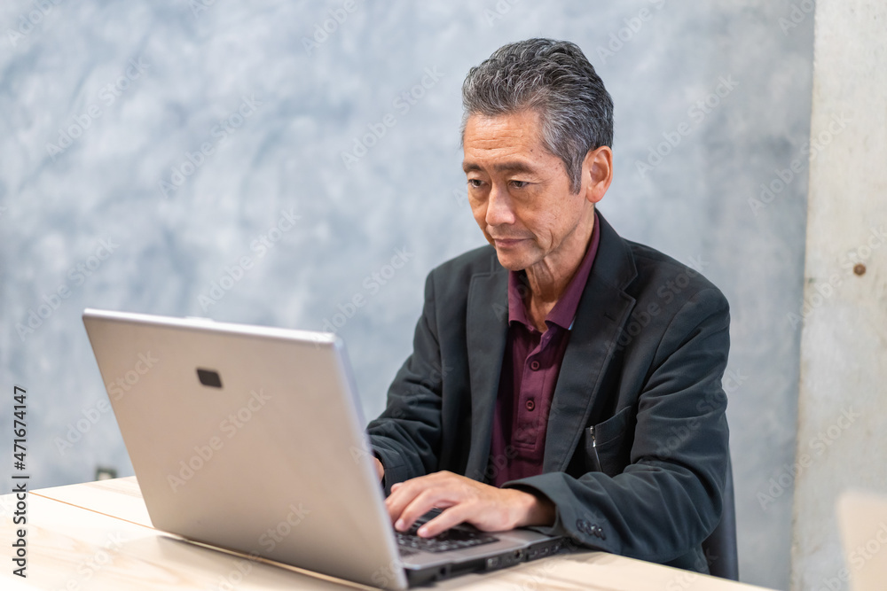 パソコンを使う高齢の男性