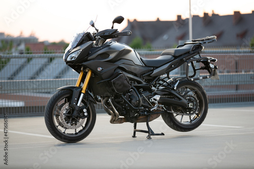 Motorrad auf Parkdeck/Parkhaus seitlich