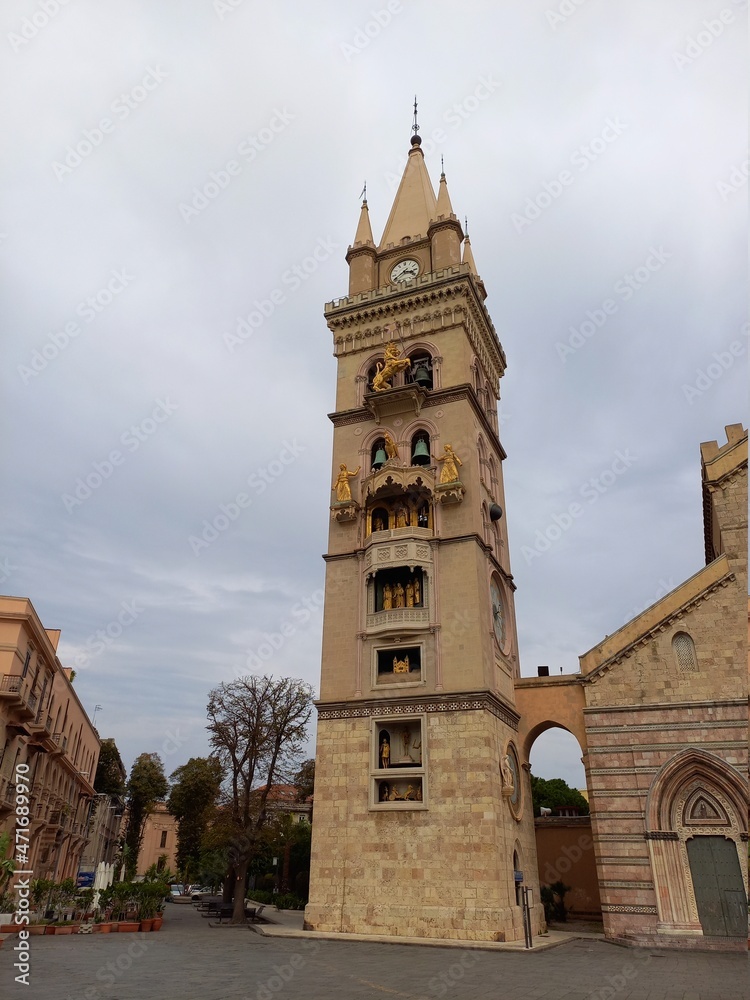 Fototapeta premium Campanile dell'orologio di Messina, che si staglia in un cielo grigio e nuvoloso