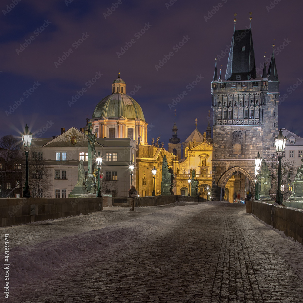 Obraz premium Prague - evening on the snowy Charles Bridge