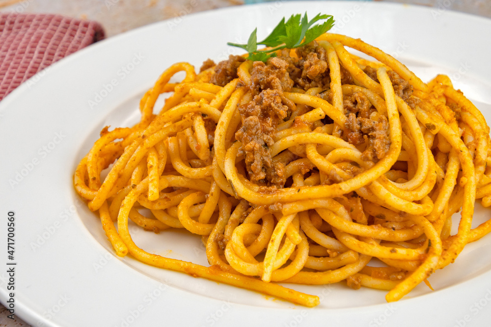 assiette de spaghetti sauce bolognaise sur une table assiette de spaghetti sauce bolognaise sur une table