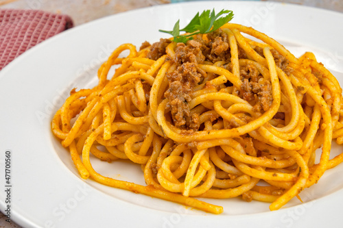 assiette de spaghetti sauce bolognaise sur une table