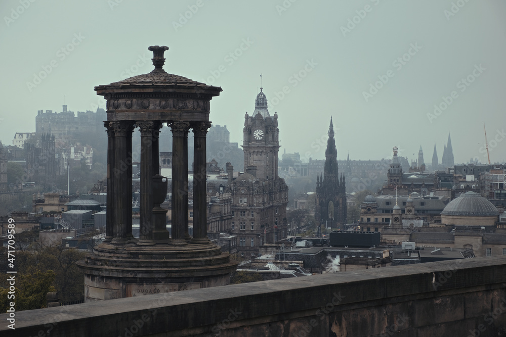 Obraz premium Top view of Edinburgh city centre in Scottish cloudy foggy weather. Cityscape of the monument to Dugald Stewart, Edinburgh, Scotland, United Kingdom