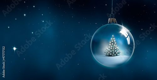 Magische Weihanchtskugel mit Tannenbaum im Nachthimmel