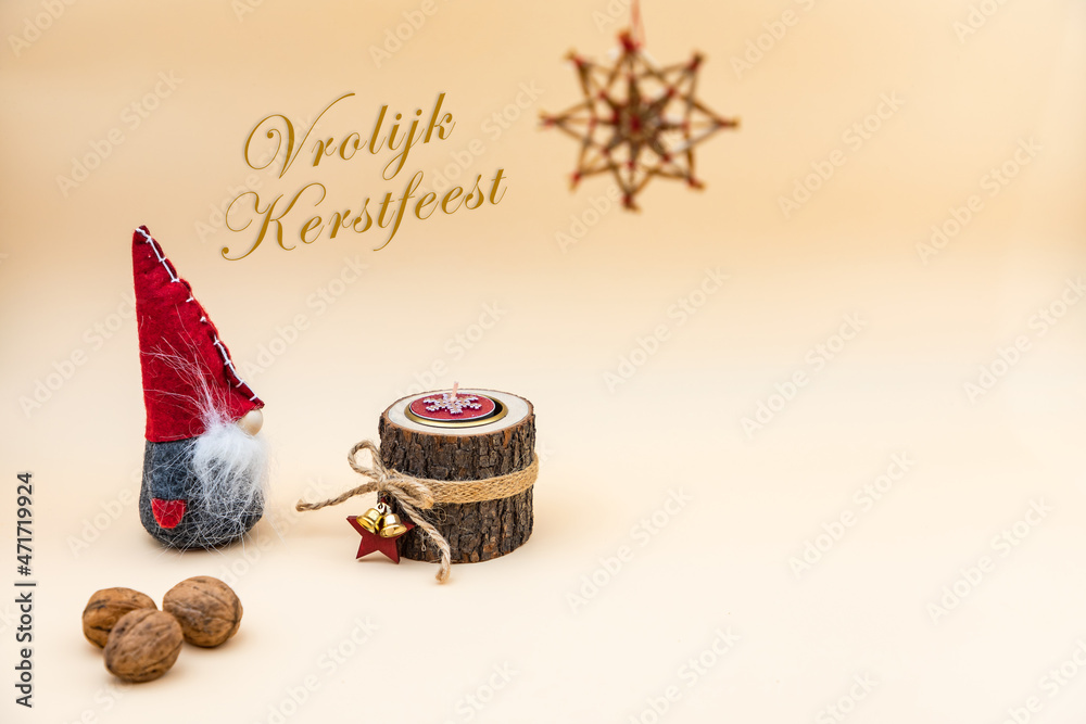 Kerstkaart met tekst Vrolijk Kerstfeest en een beige achtergrond, noten