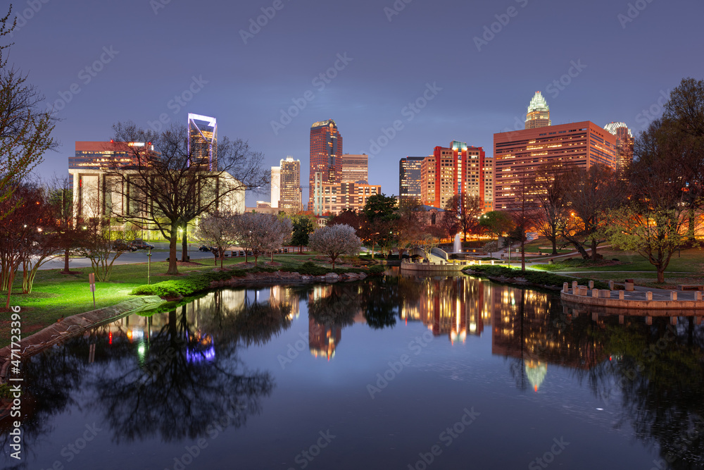 Fototapeta premium Charlotte, North Carolina, USA Uptown Skyline at Marshall Park
