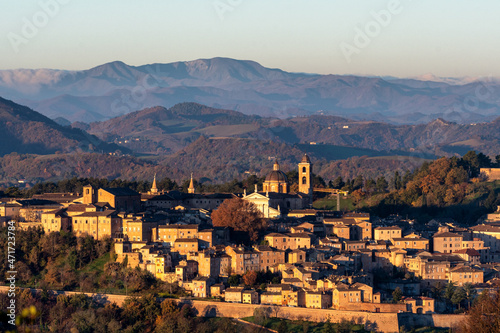 Urbino, il borgo medievale alle prime luci del mattino