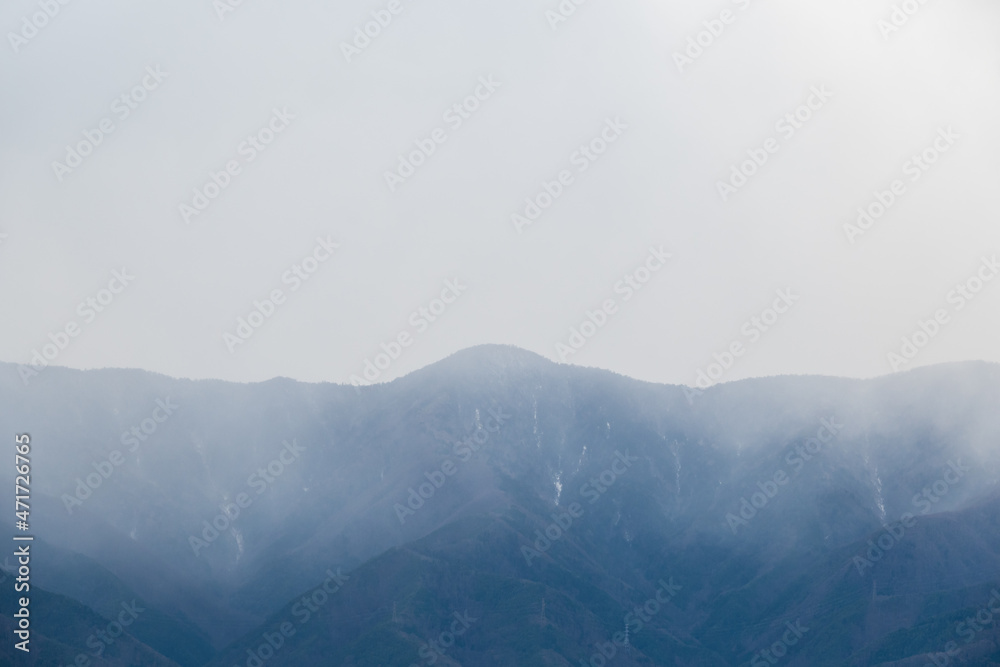Fototapeta premium 山から霜が降りてくる寒い午後