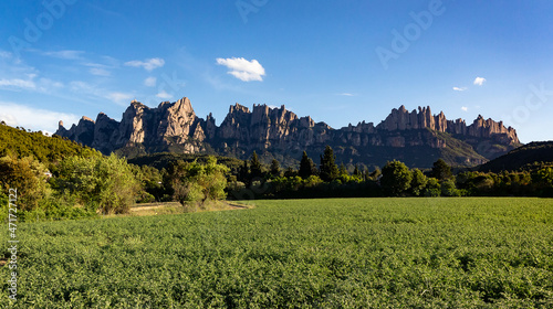 Fotografía SERRELADA DE MONTSERRAT EN CATALUÑA CON UN CAMPO VERDE DELANTE