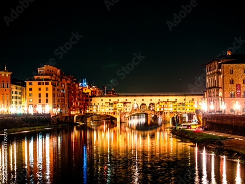 Ponte vecchio view at the night © Giovanni