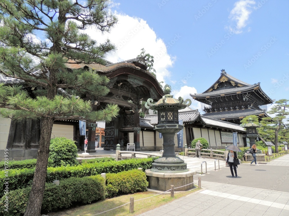 Templo Higashi Honganji, Kioto. Es un buen ejemplo del budismo japonés contemporáneo. Templo Higashi Honganji, Kioto. Es un buen ejemplo del budismo japonés contemporáneo.