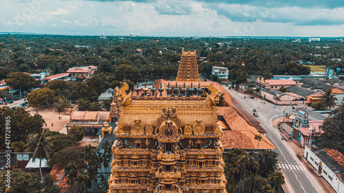 Złota hinduska świątynia, widok z góry. photo