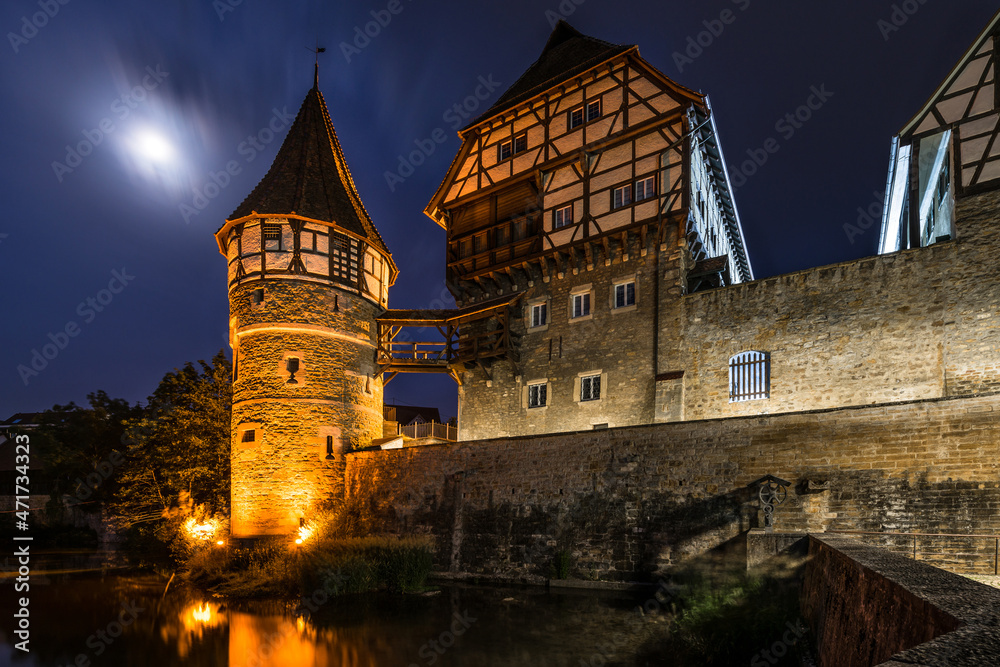 Nachtaufnahme des beleuchteten Burg Schloss Zollernschloss Balingen mit Mond, Deutschland