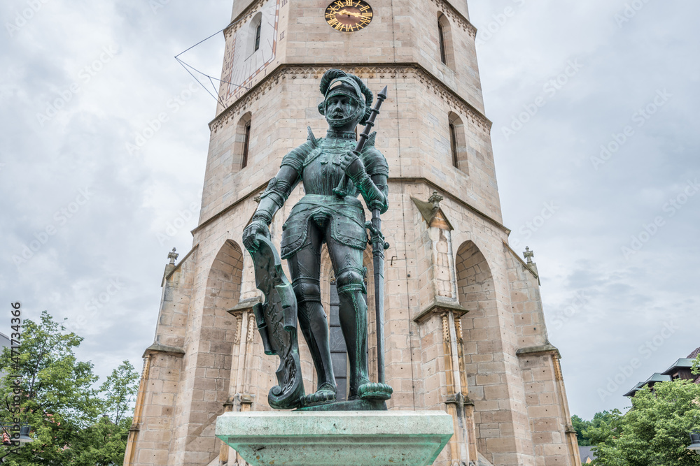 Gewaltiger Turm der Stadtkirche in Balingen und dem Marktbrunnen Brunnen, Deutschland