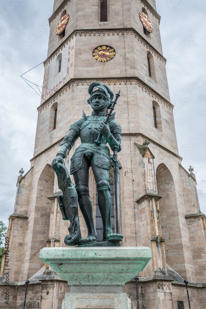 Gewaltiger Turm der Stadtkirche in Balingen und dem Marktbrunnen Brunnen, Deutschland