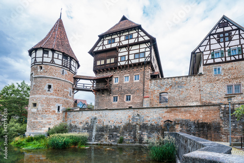 Burg Schloss Zollernschloss Balingen mit Burggraben und Wasserstaustufe und Reflexion Spiegelung im Wasser, Deutschland