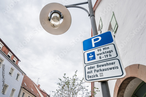 Straßenschilder mit Straßenlampe in Deutschland mit dem Hinweis Parken 90 Minuten Werktags 8 -19 Uhr oder Bewohner mit Parkausweis Bezirk 3