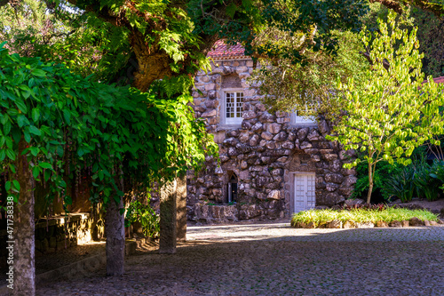 Typowa ro  linno     i zabytkowe budowle dla ogrod  w botanicznych w mie  cie Sintra w Portugalii. 